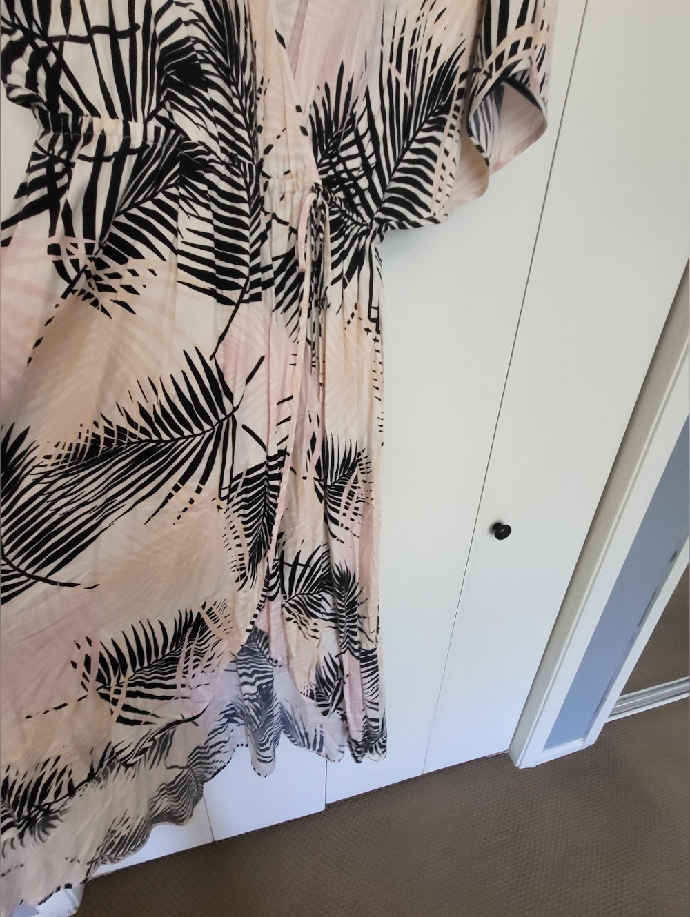 MINKPINK Lg Blush Maxi Dress with Black Palm Print - Picture 2 of 8